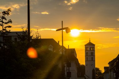 Muhteşem İsviçre şehri Basel. Ren nehrinin mimarisi ve manzarası.