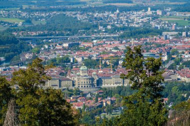 Bern panorama. Dağdan Bern manzarası. Güzel ortaçağ şehri