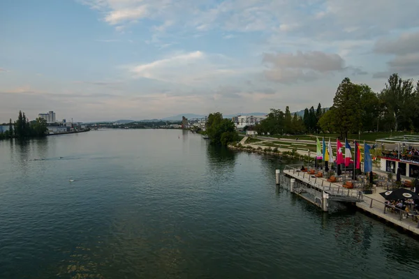 Muhteşem Sviçre Şehri Basel Ren Nehrinin Mimarisi Manzarası — Stok fotoğraf