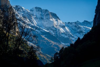 Muhteşem Lauterbrunnen Alpleri. Dağlar ve şelale, inanılmaz doğa.