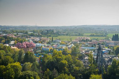 İtalya 'da Gardaland ve göl manzarası. Eğlence parkı