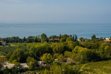 İtalya 'da Gardaland ve göl manzarası. Eğlence parkı