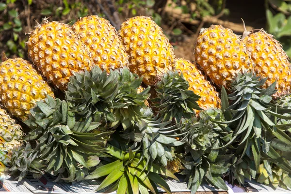 Ananasy w rynku — Zdjęcie stockowe