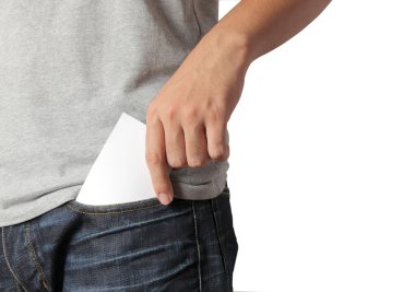 ön cebinde bir kart çekerek closeup adam