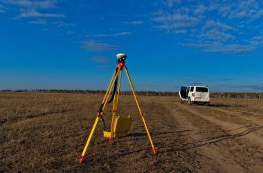 Açık gökyüzü, son derece hassas koordinatlara sahip uyduların sayısını ölçmek için bir arazi mühendisinin rüyasıdır.