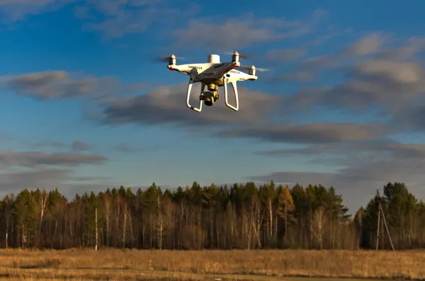 Επαγγελματικό Quadcopter Κάμερα Υψηλής Ανάλυσης Επί Του Σκάφους Και Πραγματικό — Φωτογραφία Αρχείου