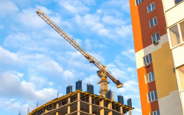 İnşaat ve bina, gökyüzü arkaplan fotoğrafı üzerinde inşaat vinci