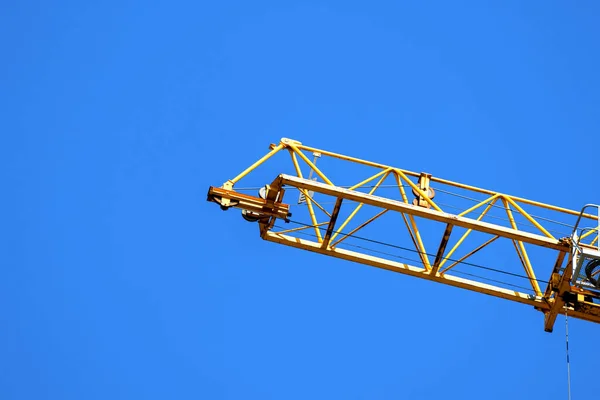 黄色の建設クレーンの操作 青空の背景 — ストック写真
