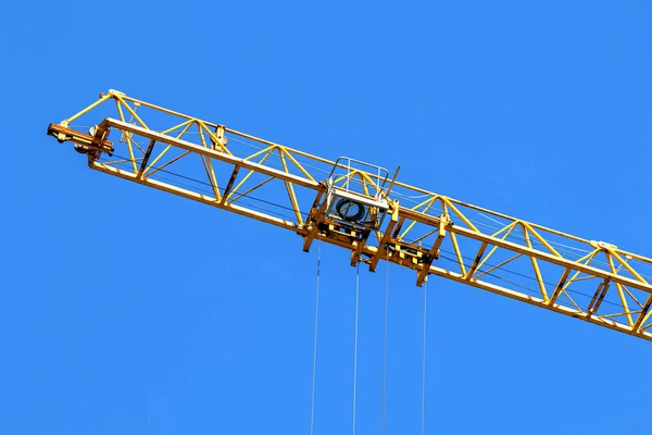 建設クレーンは 貨物を操作し 持ち上げる 青空の背景 — ストック写真
