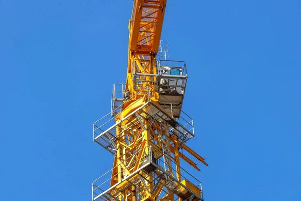 建設クレーンキャビン青空の背景写真にクローズアップ — ストック写真