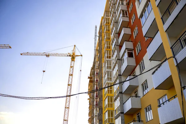 Baustelle Und Gelber Bauturmkran Baumaschinen Und Moderne Technik Baugewerbe — Stockfoto