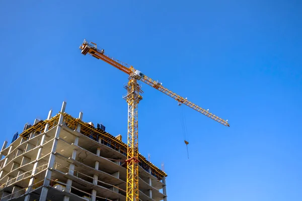 建設現場 青空の背景 都市産業の概念上の建設クレーン — ストック写真