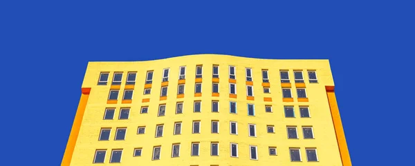 Banner Lakóház Toronyház Sok Üvegablakkal Kék Nap Hátterében Városi Ingatlanállomány — Stock Fotó