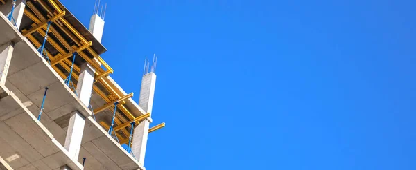 新しい建物のバナー建設現場 コピースペースと青い空の背景に対する産業建設 — ストック写真
