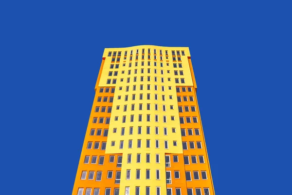Lakó Toronyház Sok Üvegablakkal Kék Nap Hátterében Városi Ingatlanállomány — Stock Fotó