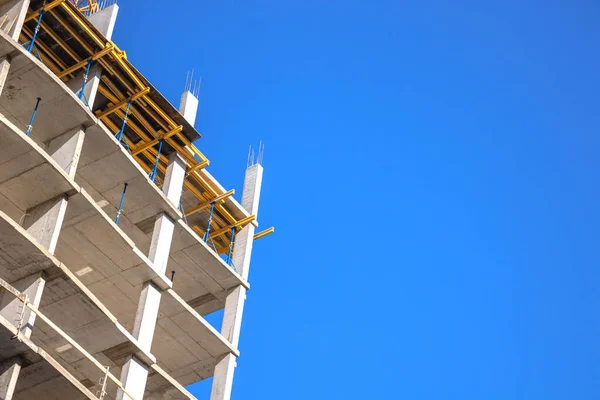 新しい建物の建設現場。コピースペースの写真と青い空の背景に対する産業建設 — ストック写真