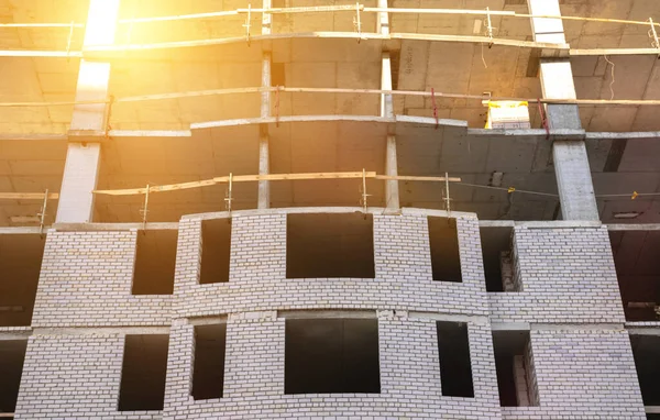 Ziegelwände auf der Baustelle eines neuen Wohnhochhauses. Hintergrundbild aus der Branche — Stockfoto