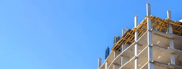Banner Wohnbaustelle vor blauem Himmel Hintergrund mit Kopierfläche. Konzeptfoto der Baubranche — Stockfoto