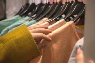 Büyük mağazalardan alışveriş, elbise askıları, moda geçmişi.