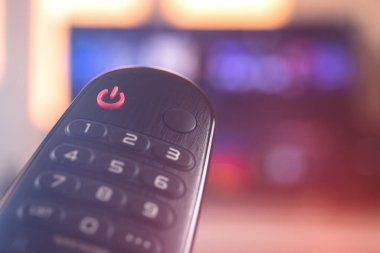 Televizyon, seçici odak, kopyalama alanı, neon ışıkları olan bir arkaplanda uzaktan akıllı TV denetimi