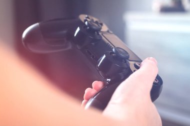 Oyun kumandalı eller, çevrimiçi yayın konsepti, oyun ve esport yarışması. Oyun alanına yakın görünüm