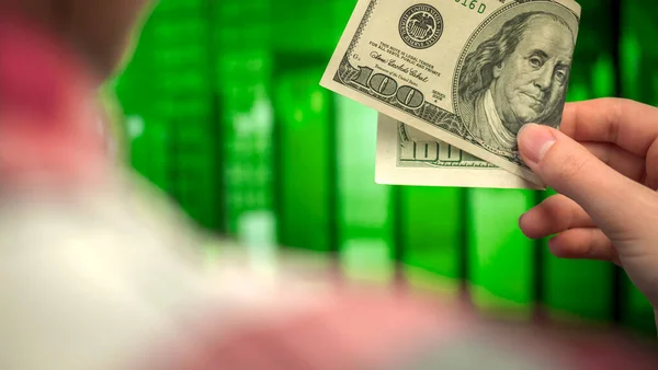 Mano Con Billete Dólar Gráfico Comercio Gráfico Velas Verdes Fondo — Foto de Stock
