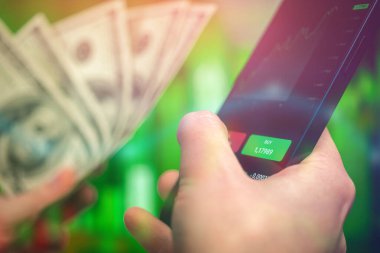 Ekranda akıllı cep telefonu uygulaması olan çevrimiçi borsa ticareti. Yatırım ve ekonomi analiz kavramı 