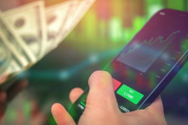 Cep telefonu yatırım uygulamalı akıllı telefon. Mobil borsa ticareti ve kripto döviz konsepti arkaplan fotoğrafı