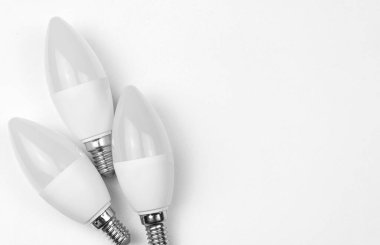 Enerji tasarrufu ve çevre dostu LED ampulleri. Beyaz gümüş arkaplan, düz konum, üst görünüm ve kopyalama alanı