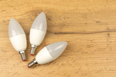 Enerji tasarrufu, çevre dostu LED ampuller, ahşap masa arkaplanı