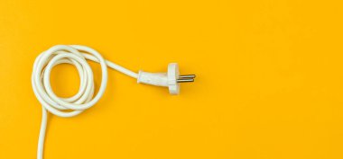 Düz arkaplanda beyaz güç kablosu, afiş 