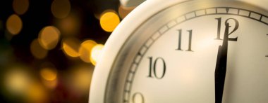 Gece yarısı geri sayım saati, afiş. Yeni yıl kutlaması konsepti fotoğrafı