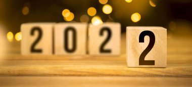 Ahşap bloklar ve masa numarası 2022. Bokeh arkaplan fotoğrafı