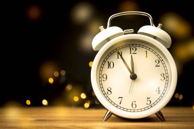 Gece yarısı geri sayım saati 2022. Gece yarısına beş dakika var. Mutlu yıllar arifesi partisi, soyut havai fişekler ve arka planda ışıltılar.