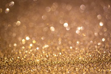 Bronz, parlak, parıltılı doku. Seçici odaklanma. Parlak yüzey, parlak ışıklar ve bokeh efektleri. Noel ve şenlikli arka plan fotoğrafı