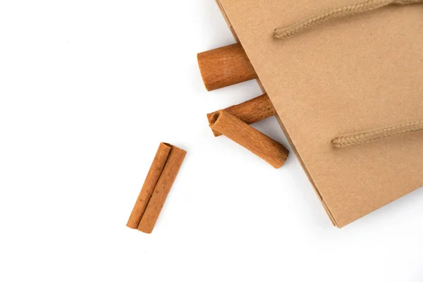 Paus de canela em saco de papelão, ingrediente de cozinha saudável, especiarias de aroma — Fotografia de Stock