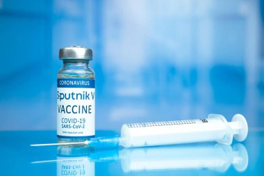 Kharkov, Ukrayna - 3 Kasım 2021: Sputnik V aşısı. Coronavirus aşı şişesi hastane arka planındaki cam masanın üzerinde.