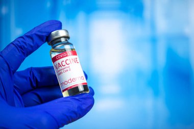 Kharkov, Ukrayna - 3 Kasım 2021: Moderna aşısı ile doktor eli. Laboratuvar araştırması. COVID-19, hastane geçmişi fotoğrafı.