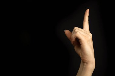 Eller yukarı. Eğitim konsepti. Kadın el hareketi, işaret işareti, jest, dikkat. Siyah arkaplan 