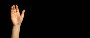 El hareketlerine yardım ediyorum. Destek, kurtarma konsepti, siyah arkaplan fotoğraflı pankart