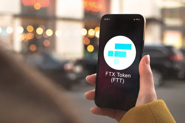 Ftx Символ Криптовалюты Логотип Бизнес Финансовая Концепция Рука Смартфоном Экран — стоковое фото