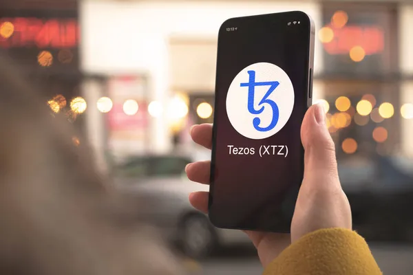 Tezos Xtz Şifreleme Sembolü Logo Finansal Konsept Akıllı Telefon Ile — Stok fotoğraf