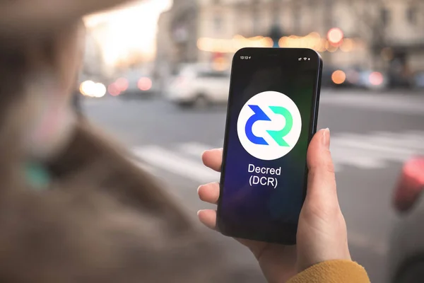 Decred Dcr Cryptocurrency Symbol Logo Obchodní Finanční Koncepce Ruka Chytrým — Stock fotografie