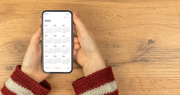 Calendario Para 2022 Smartphone Manos Mujer Fondo Madera Concepto Planificación —  Fotos de Stock