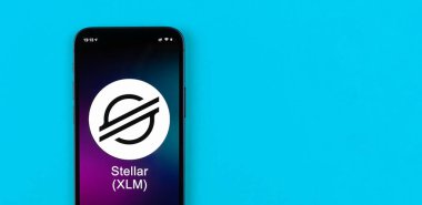 Yıldız XLM sembolü. Şifreli para ticareti, dijital ve sanal para, cep telefonu konsepti ile bankacılık. Çalışma alanı, afiş, masa üstü görünümü