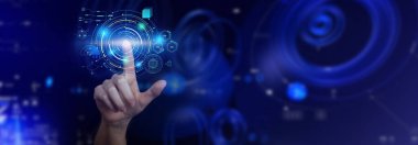 Elim metaevrene dokunuyor. İnternet dijital dönüşümü, yeni nesil teknoloji çağı, sanal gerçeklik, sosyal medya platformu. İş arka planı çift pozlama