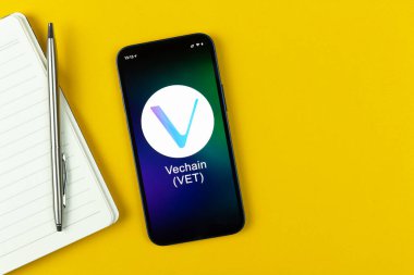 Vechain Veteriner sembolü. Şifreli para ticareti, dijital ve sanal para, cep telefonu konsepti ile bankacılık. Çalışma alanı, masa üstü görünümü 