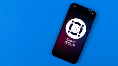 Elrond EGLD sembolü. Şifreli para ticareti, dijital ve sanal para, cep telefonu konsepti ile bankacılık. Çalışma alanı, masa üstü görünümü 