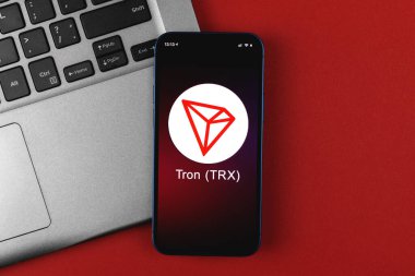 Tron TRX sembolü. Şifreli para ticareti, dijital ve sanal para, cep telefonu konsepti ile bankacılık. Çalışma alanı, masa üstü görünümü