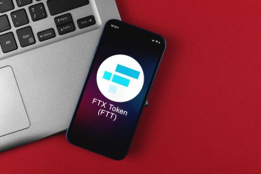 FTX Token sembolü. Şifreli para ticareti, dijital ve sanal para, cep telefonu konsepti ile bankacılık. Çalışma alanı, masa üstü görünümü